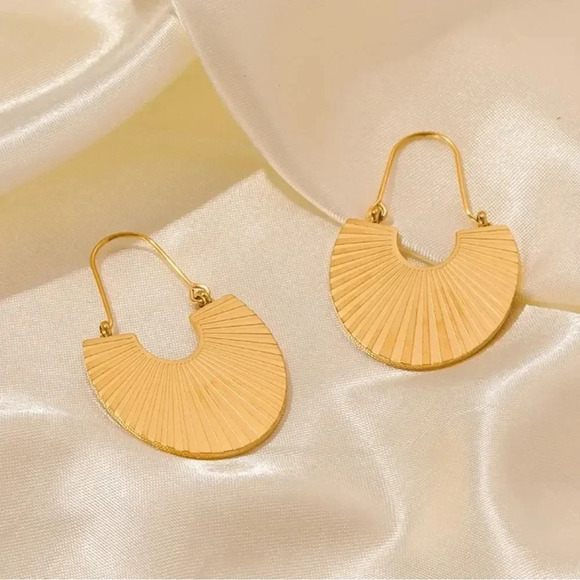 Crescent 18K Gold Plated Stainless Steel Waterproof Earrings - Picture 10 of 11